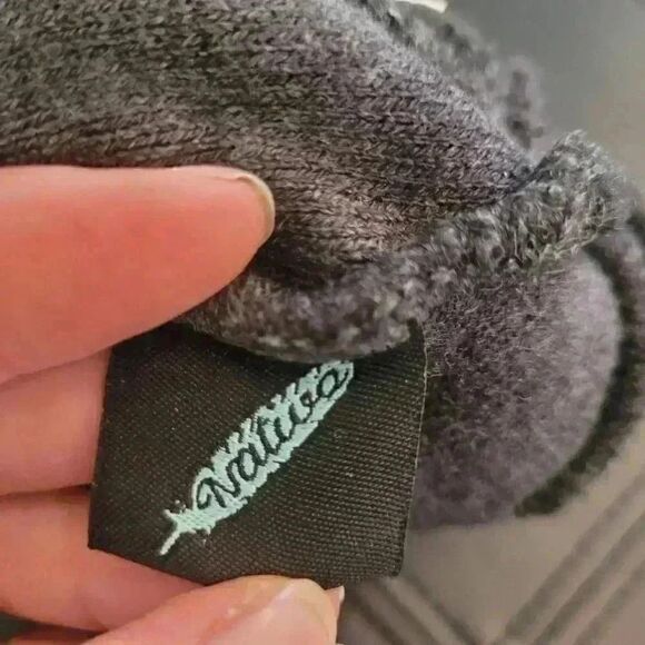 Native Adult Unisex Gray Aztec Acrylic Knit Cuffed Beanie w Pom-Pom - Picture 5 of 7